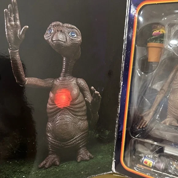 ET 40th Anniversary Collectible Toy - LIGHTS UP - Deluxe Edition